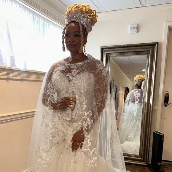 Pre-Owned Lace Embroidered Wedding Dress W/ Glitter Train - Picture 11 of 11